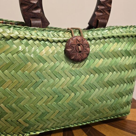 Vintage Boho Island Woven Wicker Bag Purse Rattan Green Wood Handle Beach Hippie - Picture 14 of 15